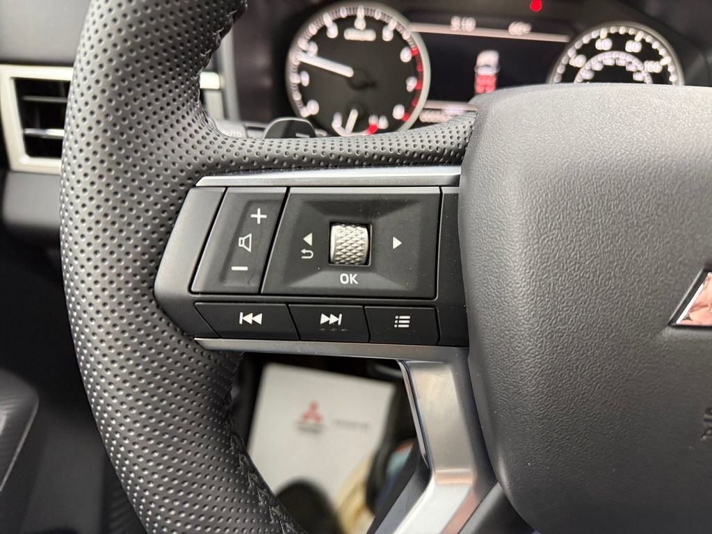 New 2026 Mitsubishi Outlander SE image 33