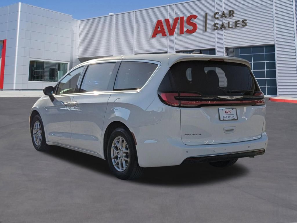 Used 2025 Chrysler Pacifica Select image 3