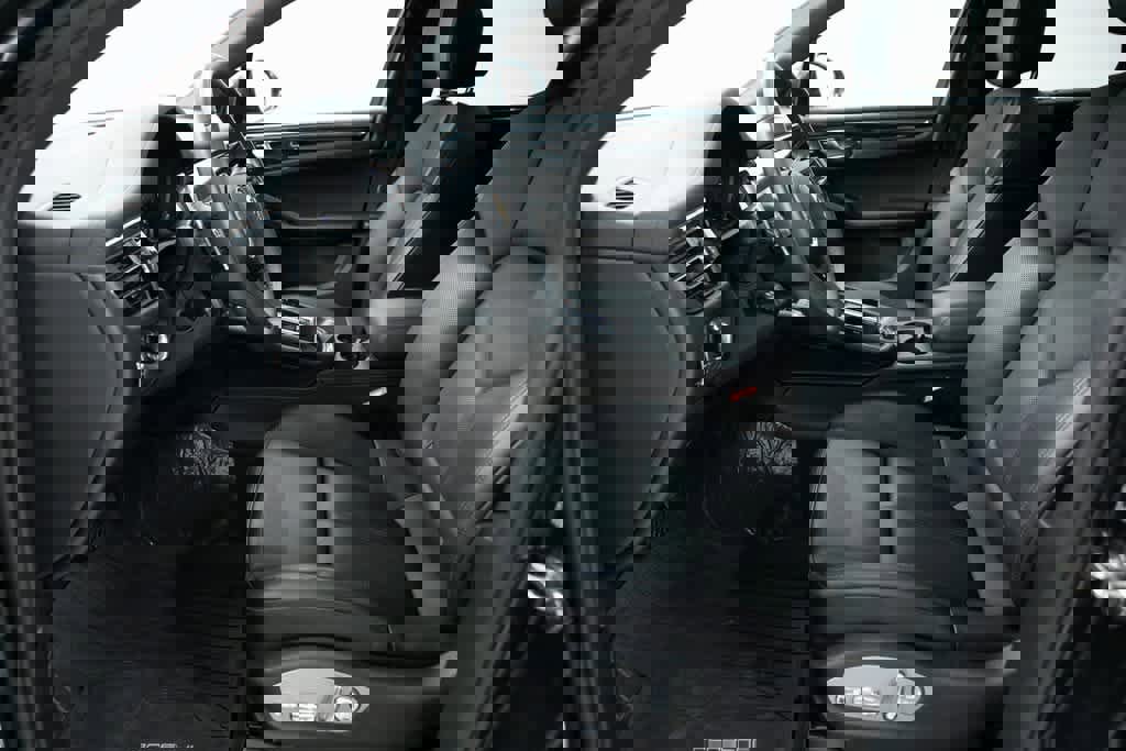 Certified 2025 Porsche Macan image 20