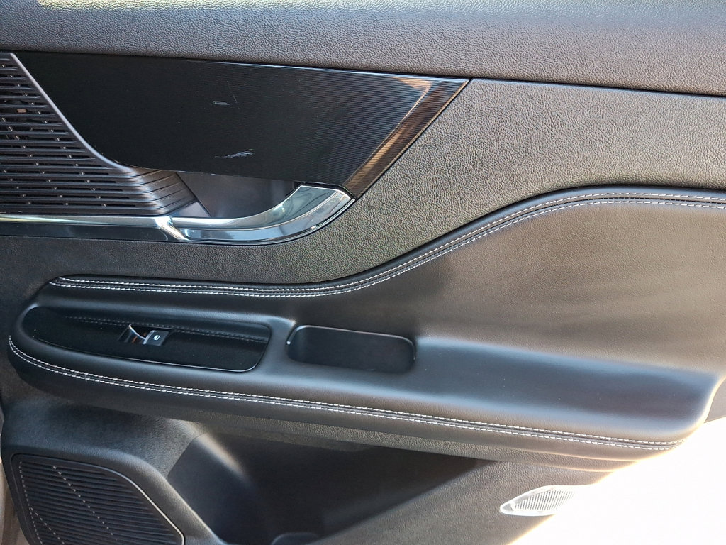 Used 2022 Lincoln Corsair Reserve w/ Equipment Group 201A image 14