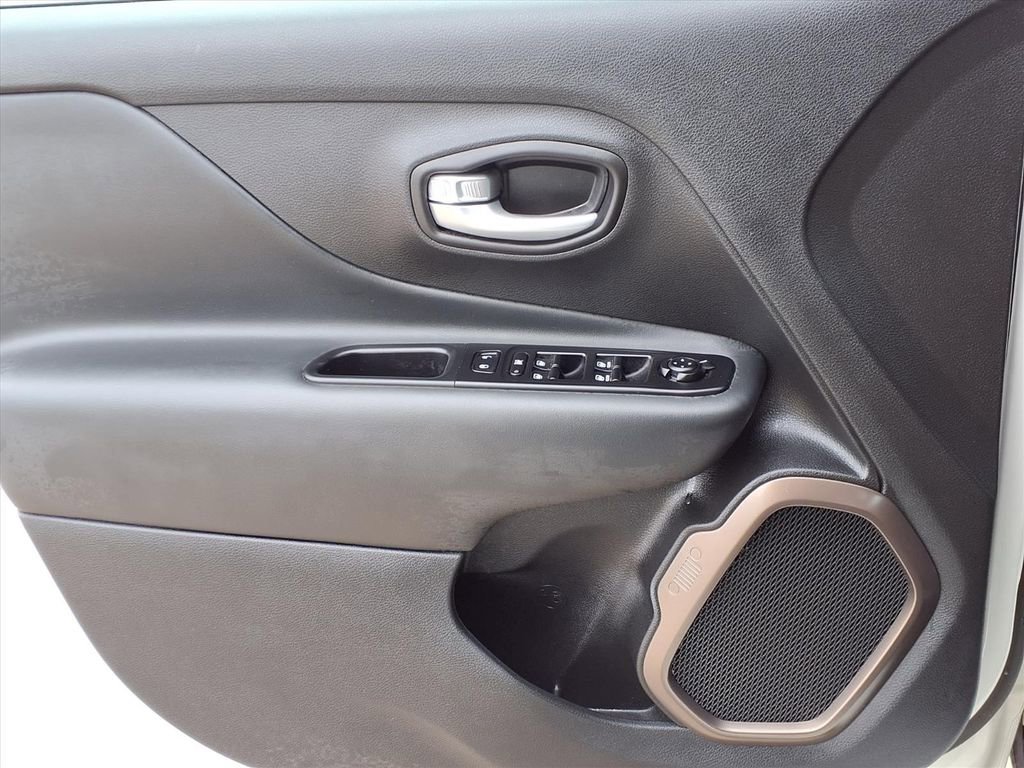 Used 2023 Jeep Renegade Latitude AWD/4WD image 21