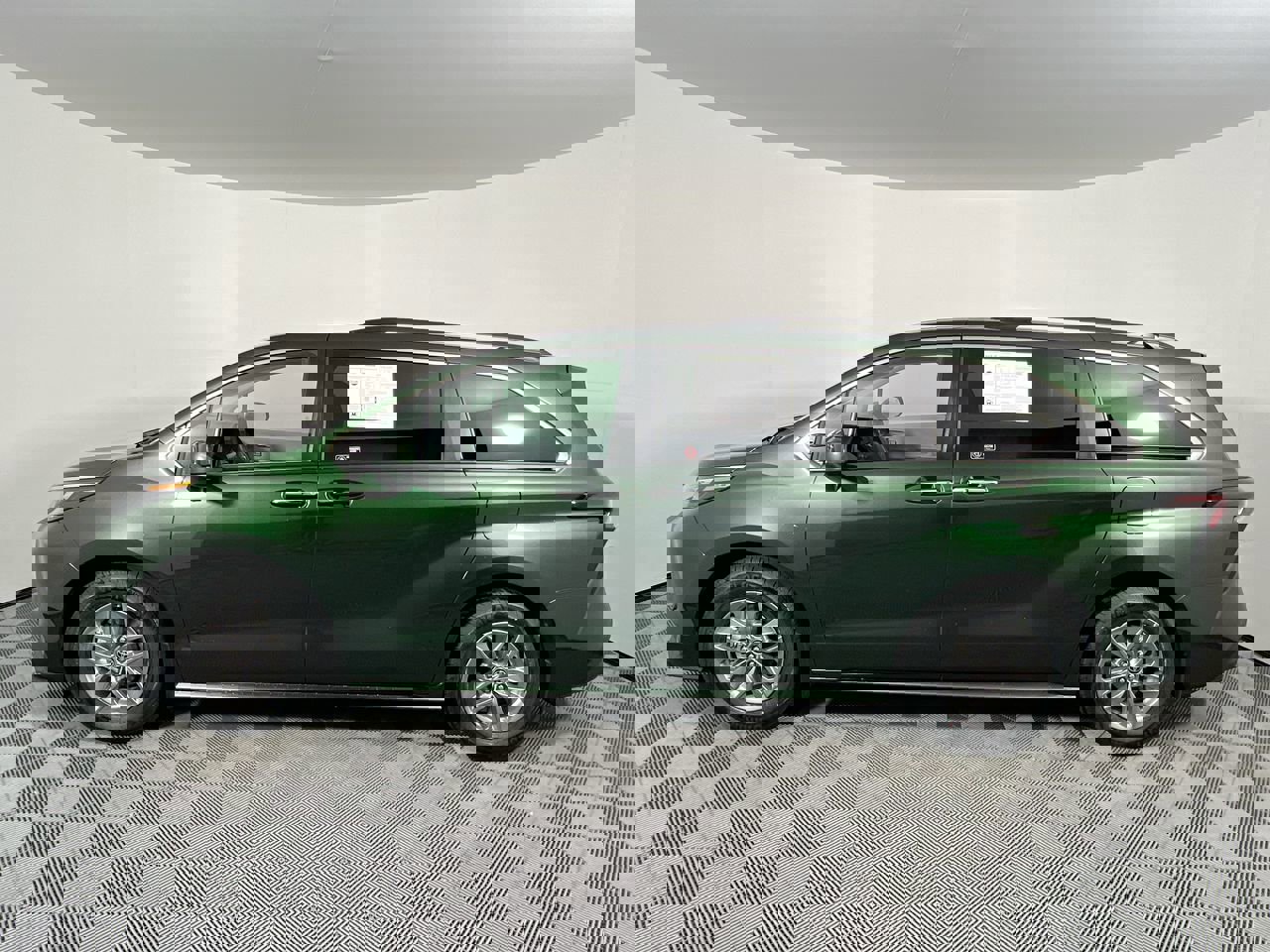 Used 2025 Toyota Sienna XLE image 6