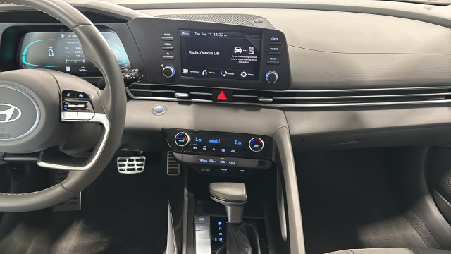 Certified 2025 Hyundai Elantra Sport FWD image 12