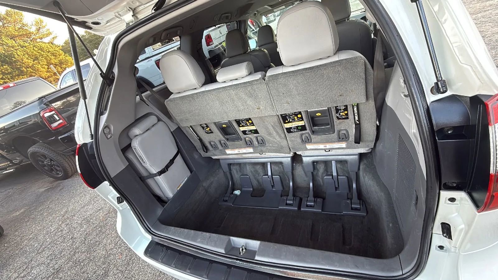 Used 2016 Toyota Sienna XLE image 8