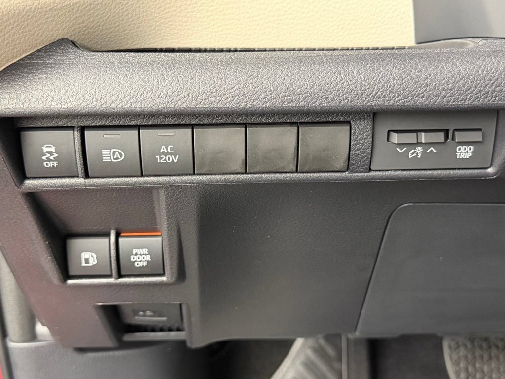 Used 2026 Toyota Sienna Limited FWD image 31