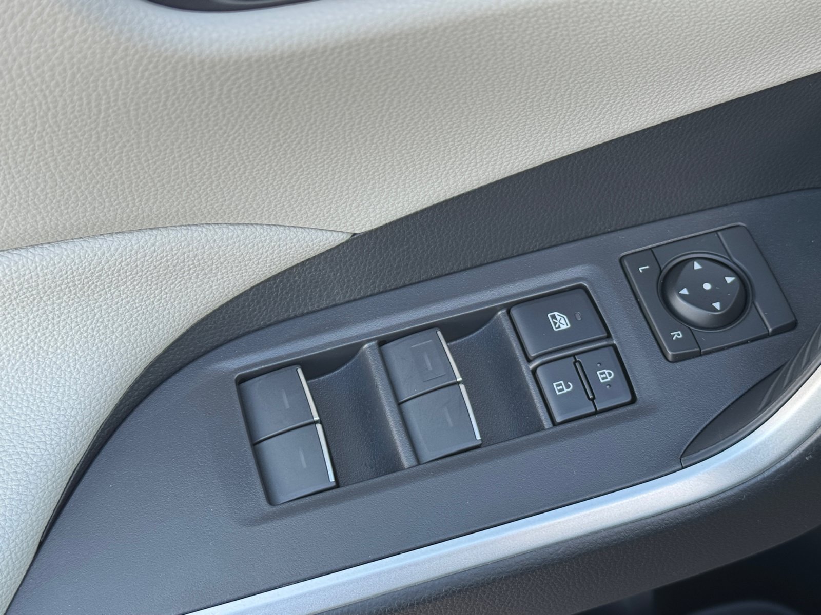 Used 2025 Toyota RAV4 XLE AWD/4WD image 17