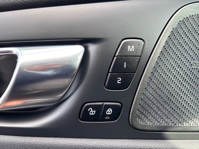 Used 2022 Volvo XC60 B5 Momentum w/ Advanced Package image 17