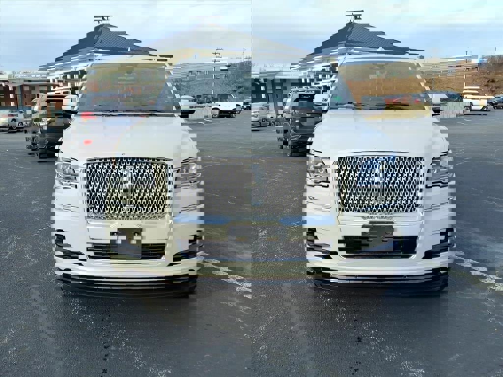 Used 2024 Lincoln Navigator Reserve image 3