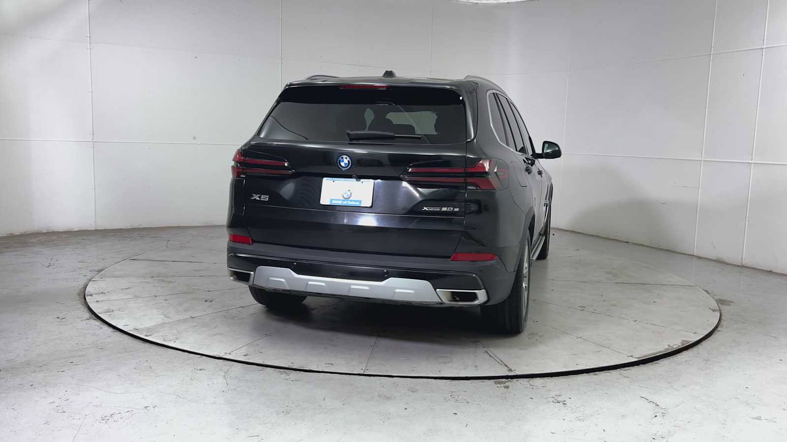 Used 2025 BMW X5 xDrive50e image 2