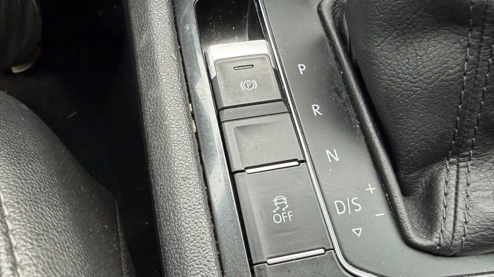 Used 2018 Volkswagen Tiguan SE w/ Panoramic Sunroof Package image 42