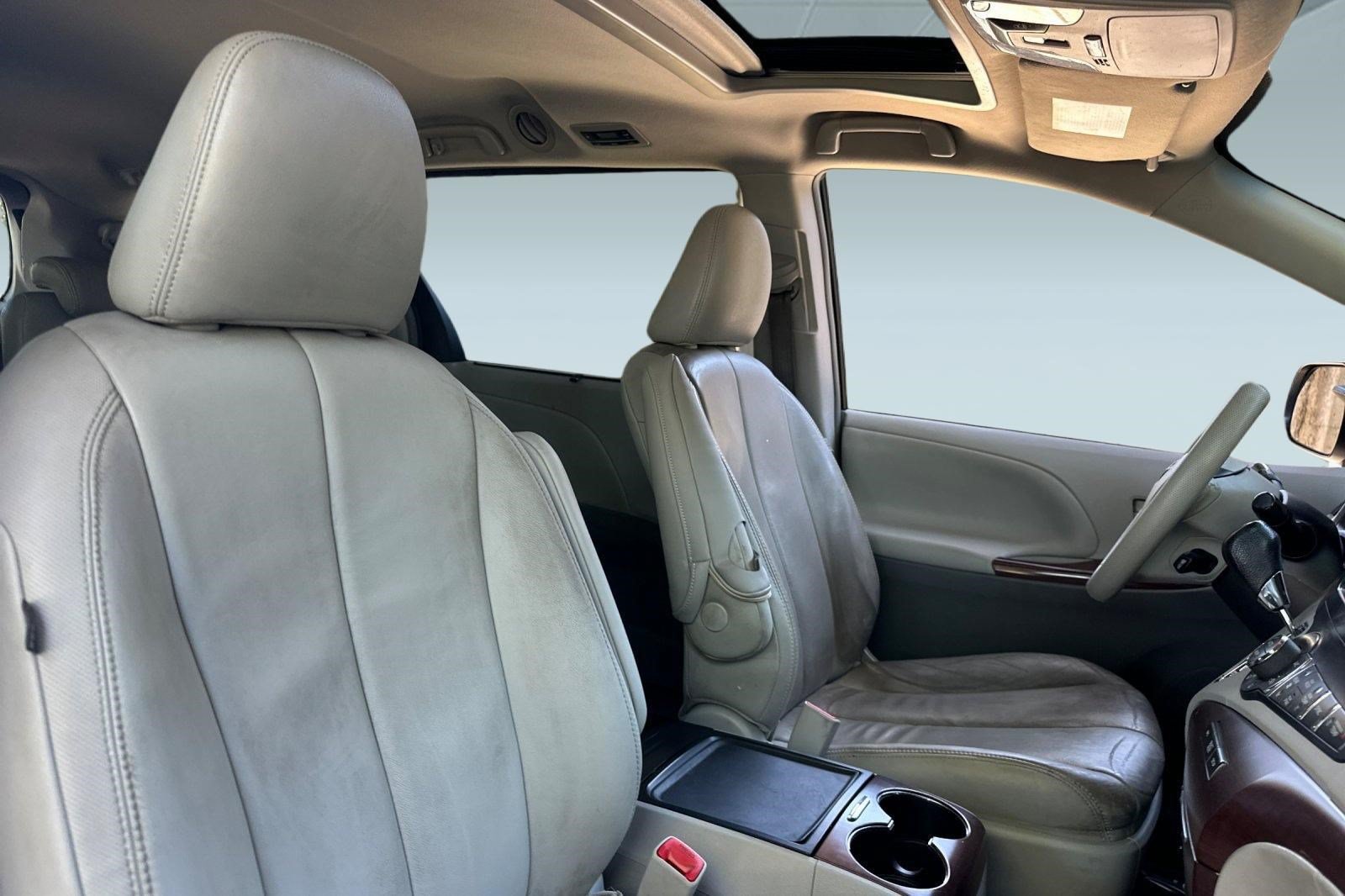 Used 2014 Toyota Sienna XLE FWD image 28