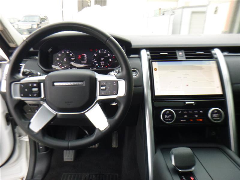 Used 2024 Land Rover Discovery S image 12