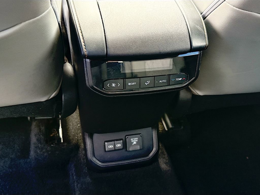 Used 2023 Toyota Highlander Bronze Edition FWD image 28