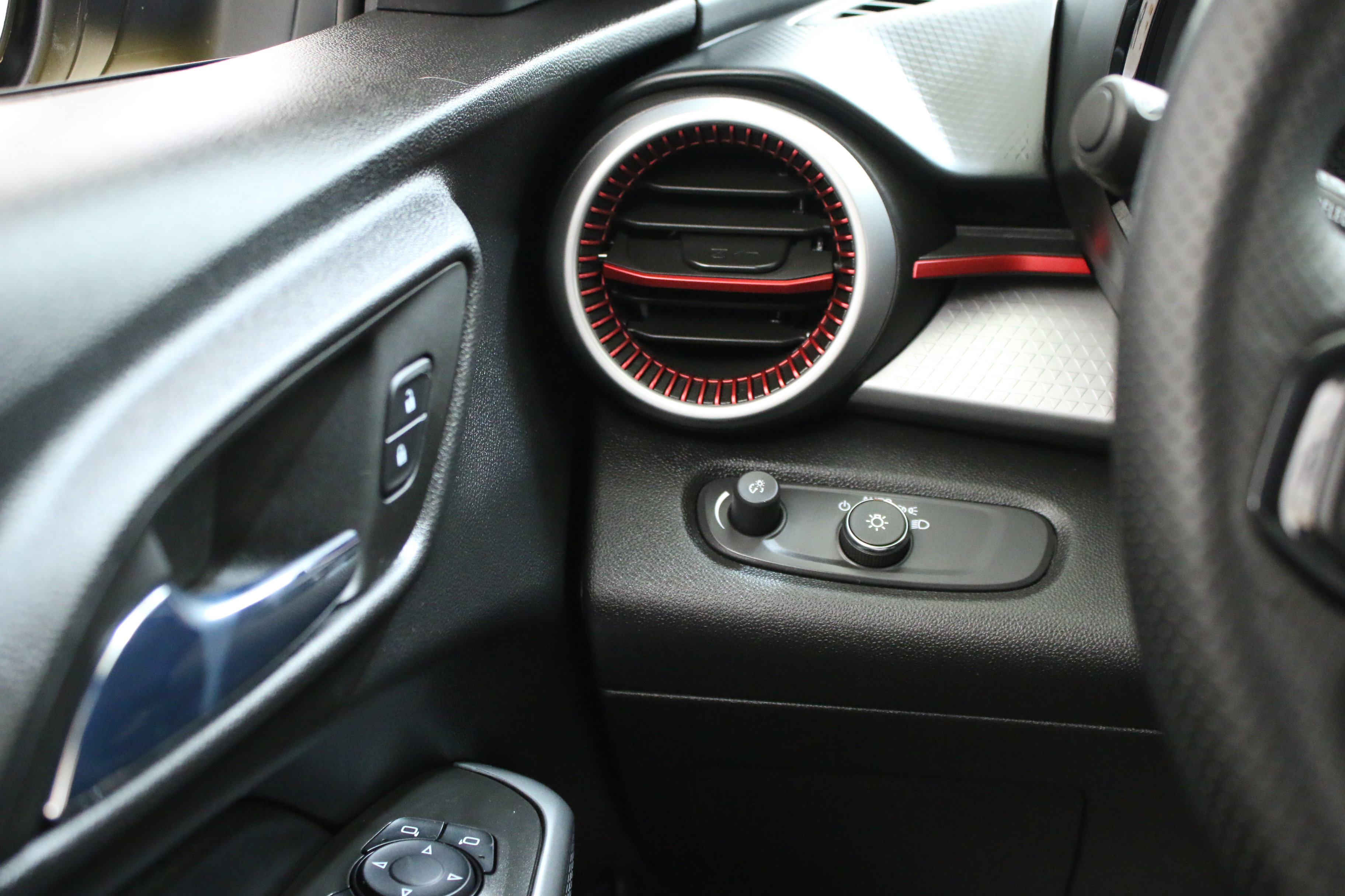 Certified 2024 Chevrolet Trax RS w/ Sunroof Package FWD image 17
