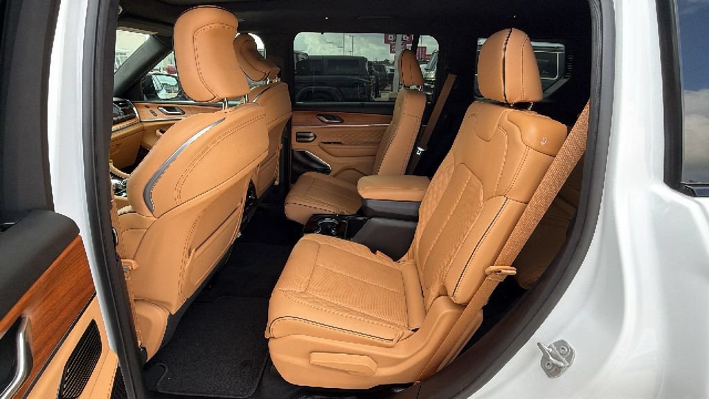 Used 2025 Jeep Grand Cherokee L Summit AWD/4WD image 27