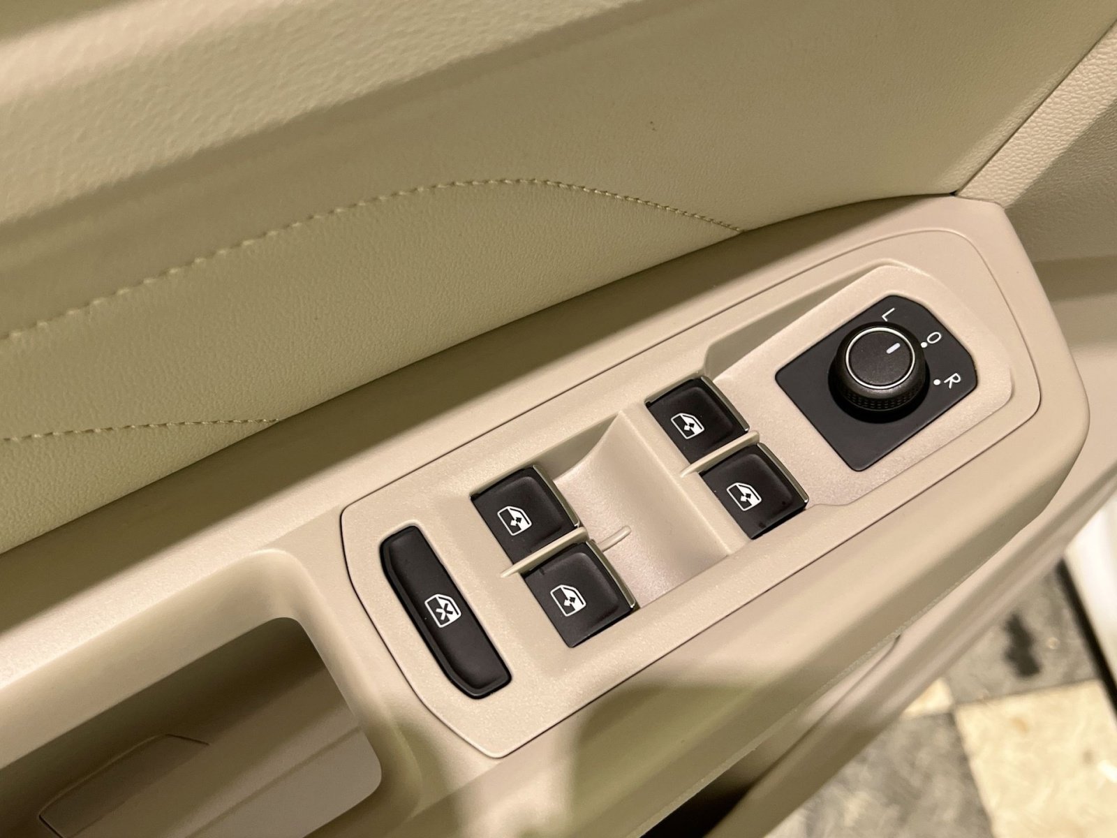 Used 2021 Volkswagen Atlas SE image 32