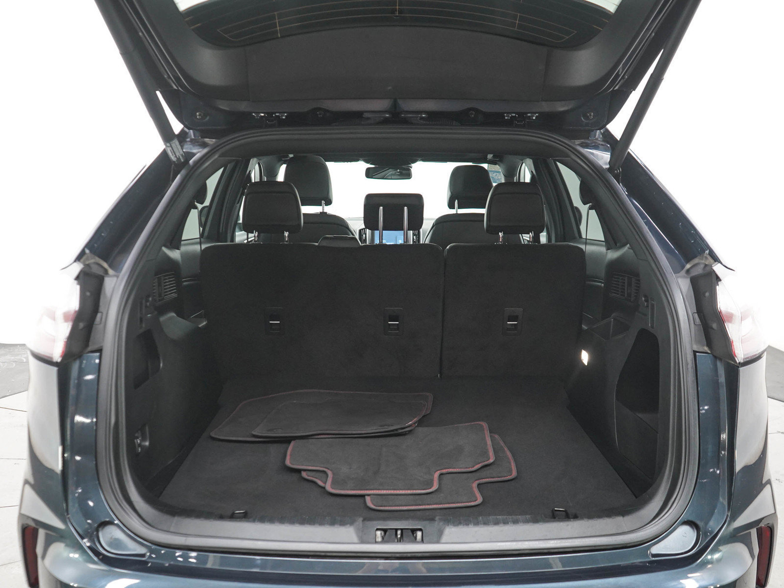 Used 2022 Ford Edge ST-Line w/ Class II Trailer Tow Package AWD/4WD image 16