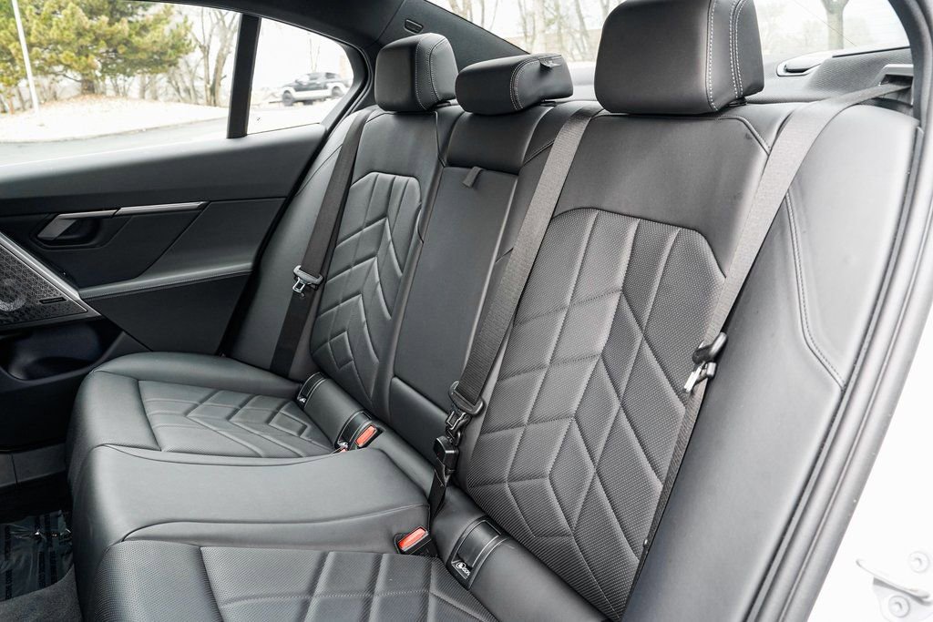 Used 2025 BMW i5 xDrive40 w/ Premium Package image 16