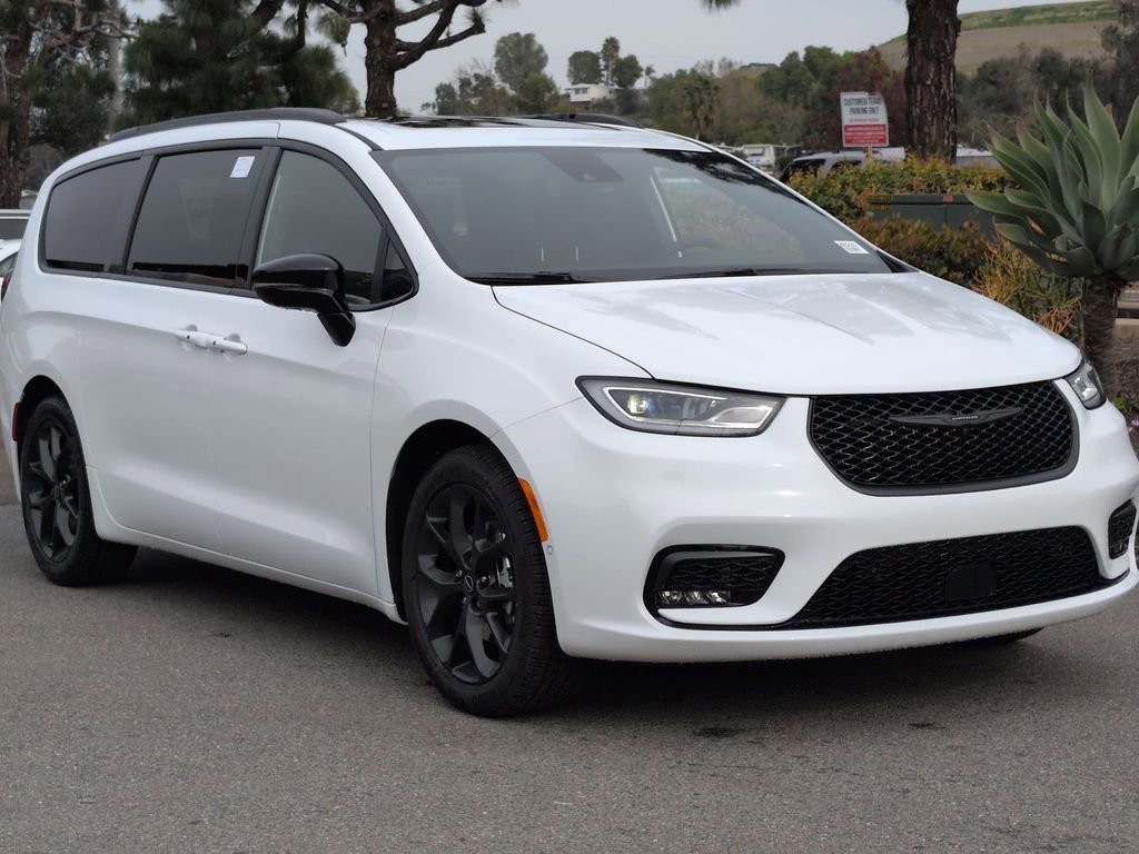 New 2026 Chrysler Pacifica Limited w/ Uconnect Theater Family Group image 3