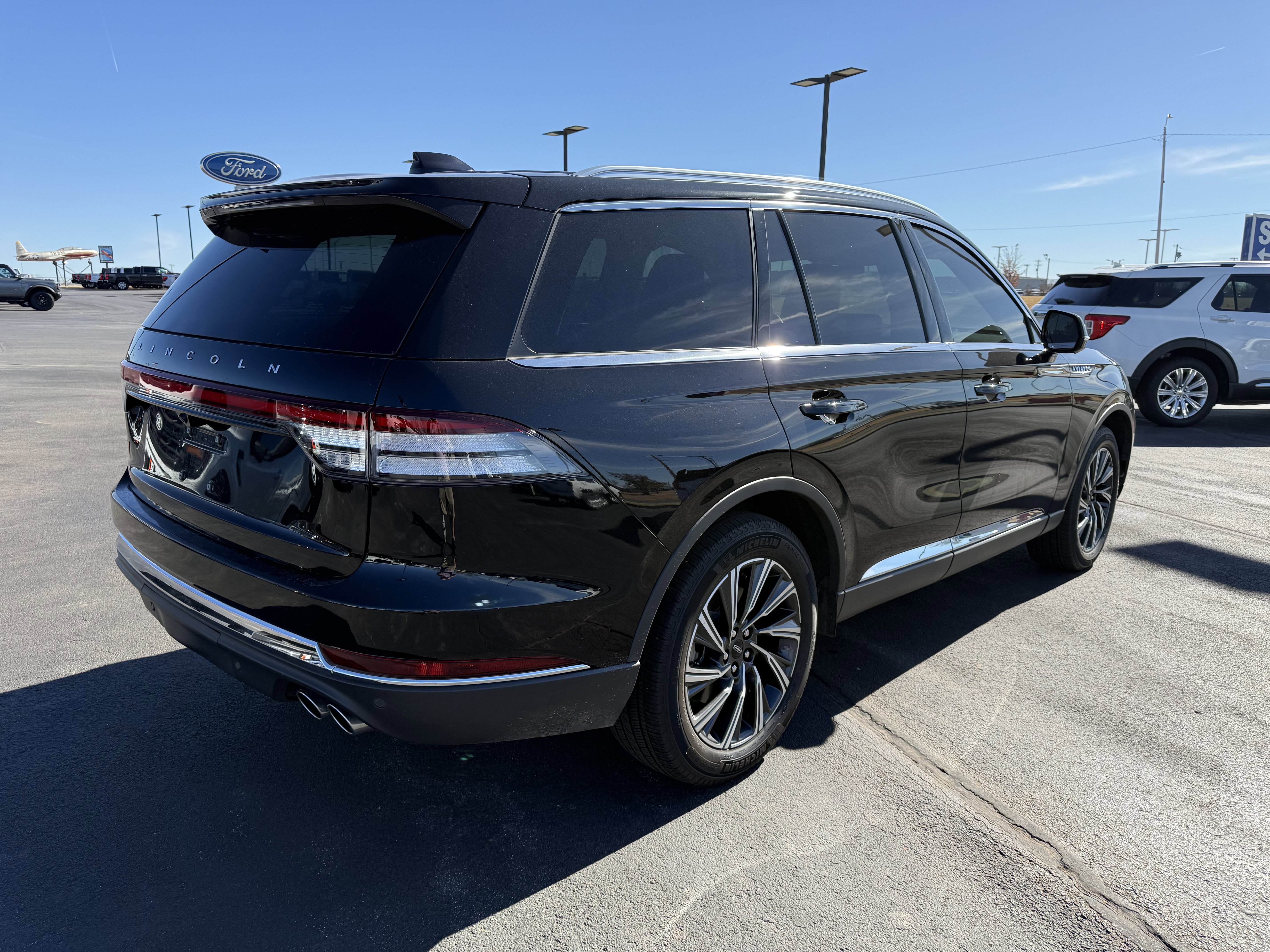 Used 2025 Lincoln Aviator AWD image 3