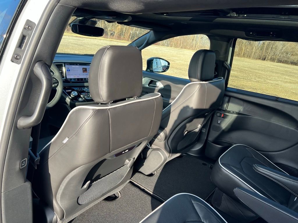 New 2026 Chrysler Pacifica Limited w/ S Appearance Package AWD/4WD image 23