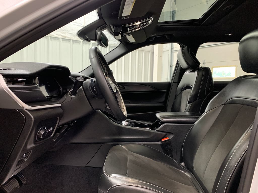 Used 2023 Jeep Grand Cherokee L Altitude AWD/4WD image 4