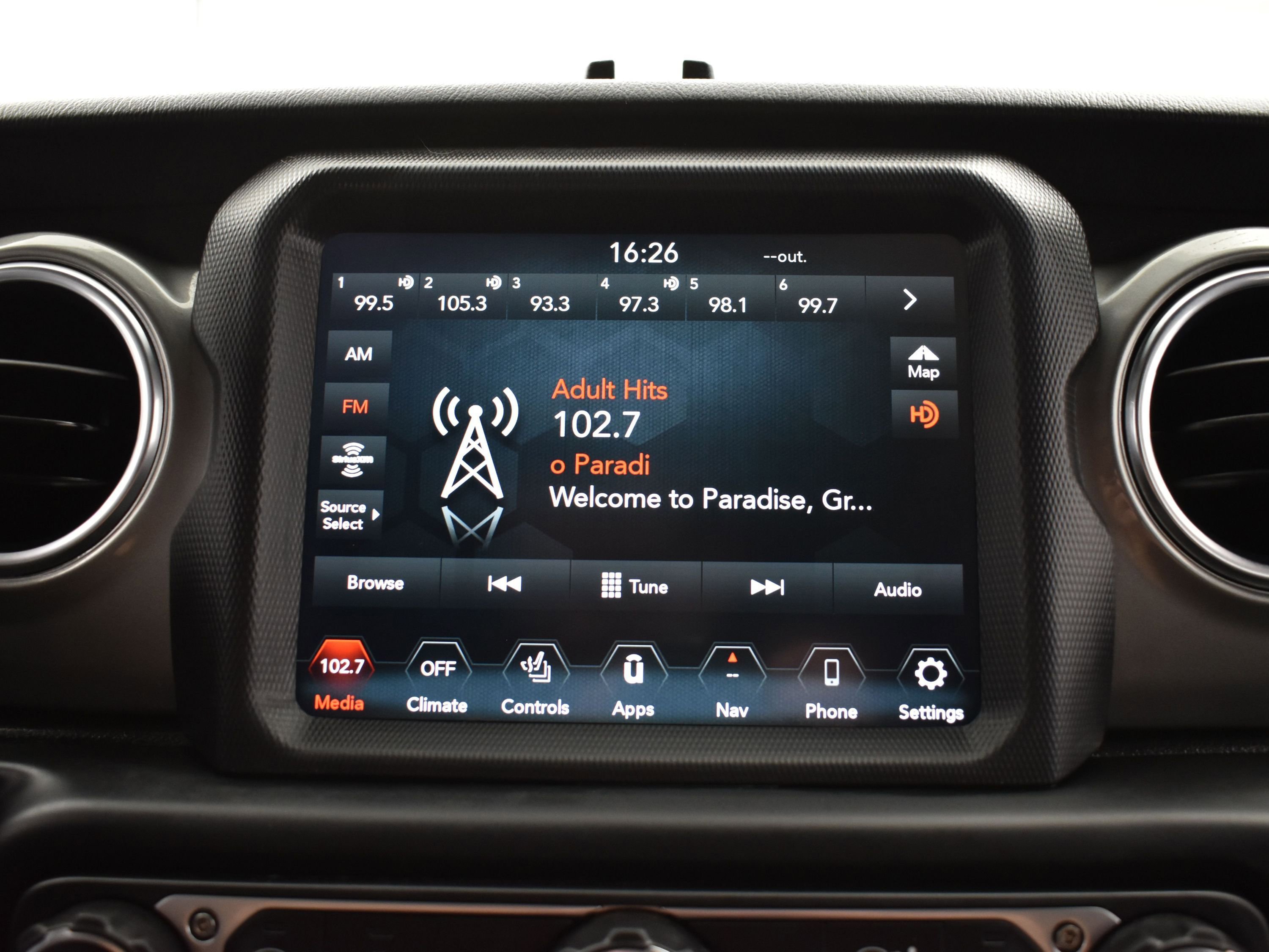 Used 2020 Jeep Wrangler Unlimited Sahara image 35