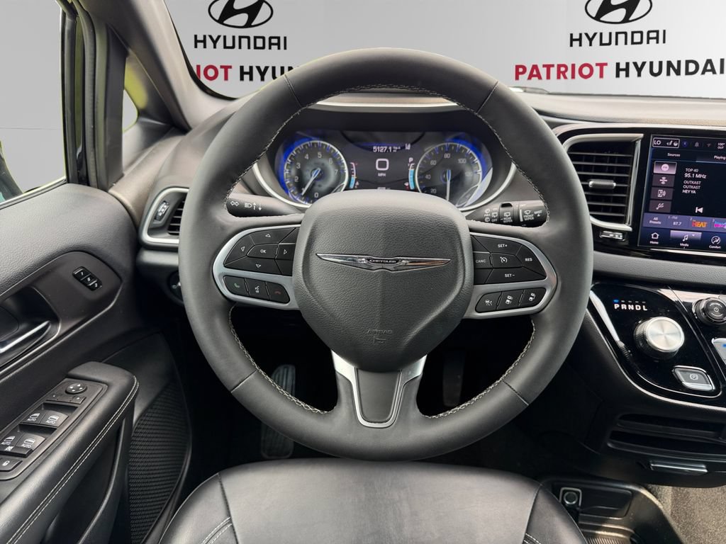 Used 2025 Chrysler Pacifica Select FWD image 12