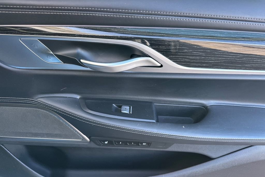 Used 2022 BMW ALPINA B7 xDrive w/ Luxury Rear Seating Package AWD/4WD image 18