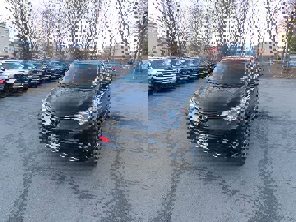 Used 2018 Toyota RAV4 XLE image 1