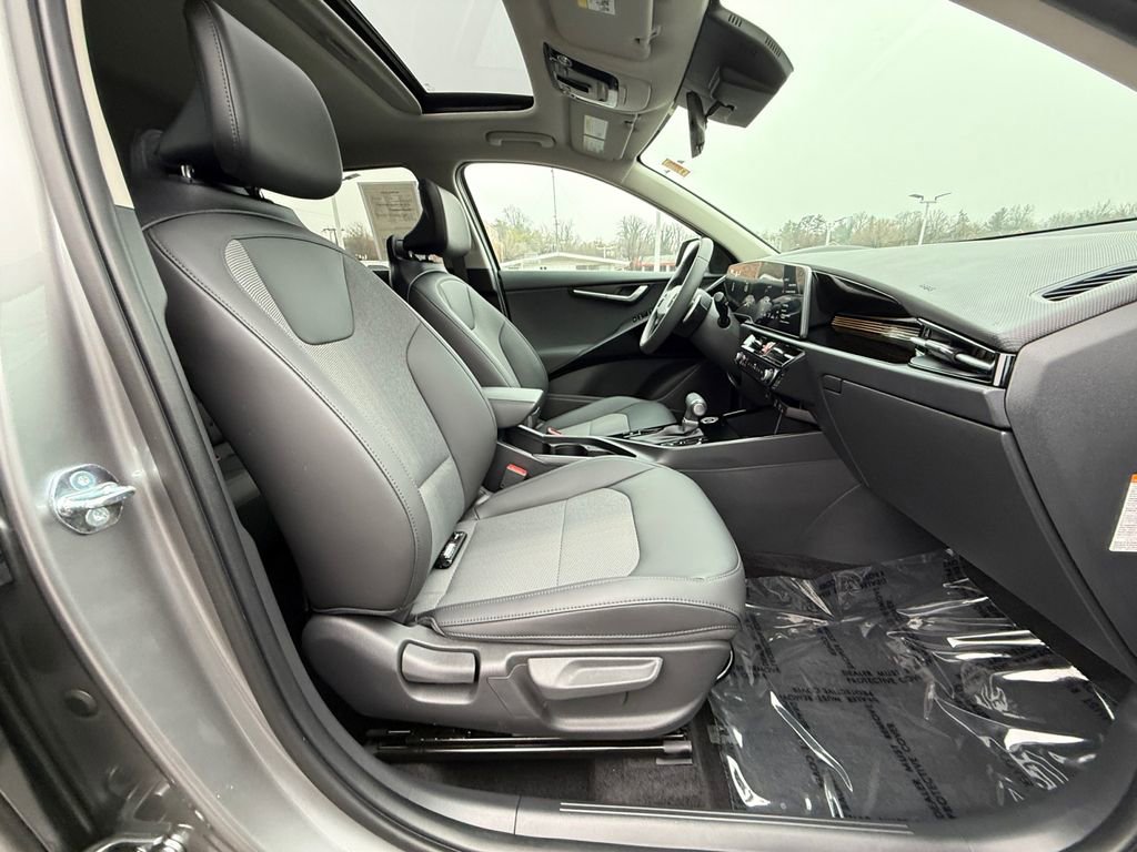 Certified 2025 Kia Niro EX Touring image 28