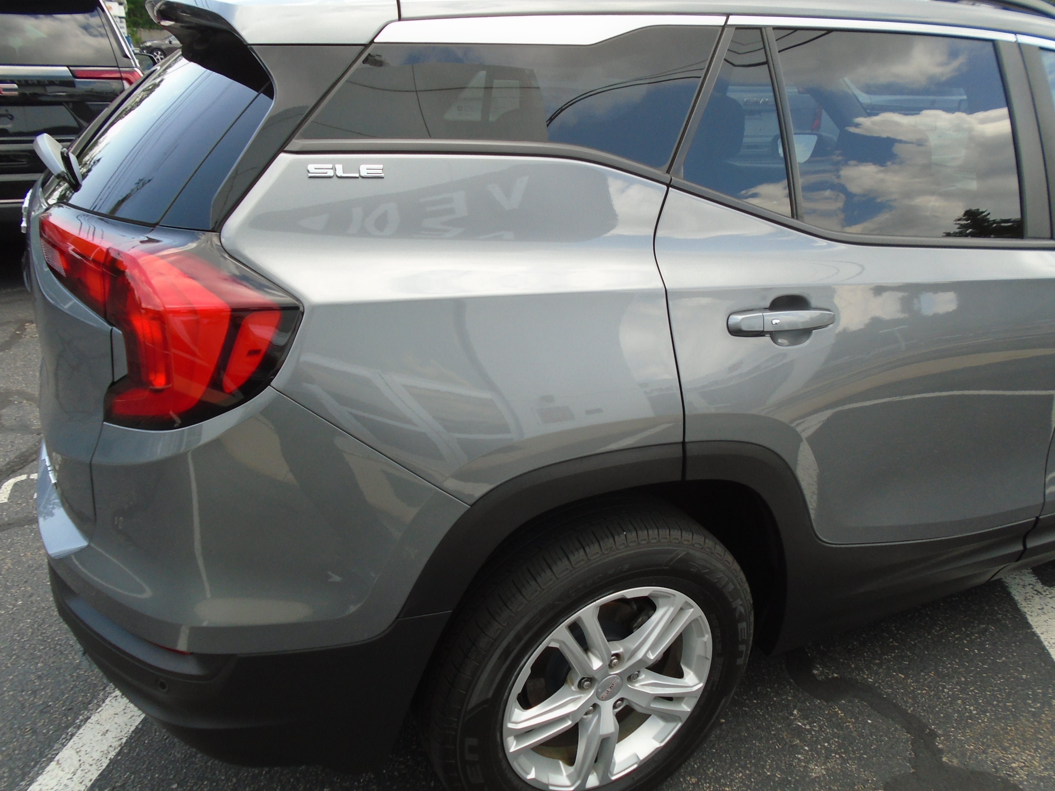 Used 2021 GMC Terrain SLE w/ Driver Convenience Package AWD/4WD image 14