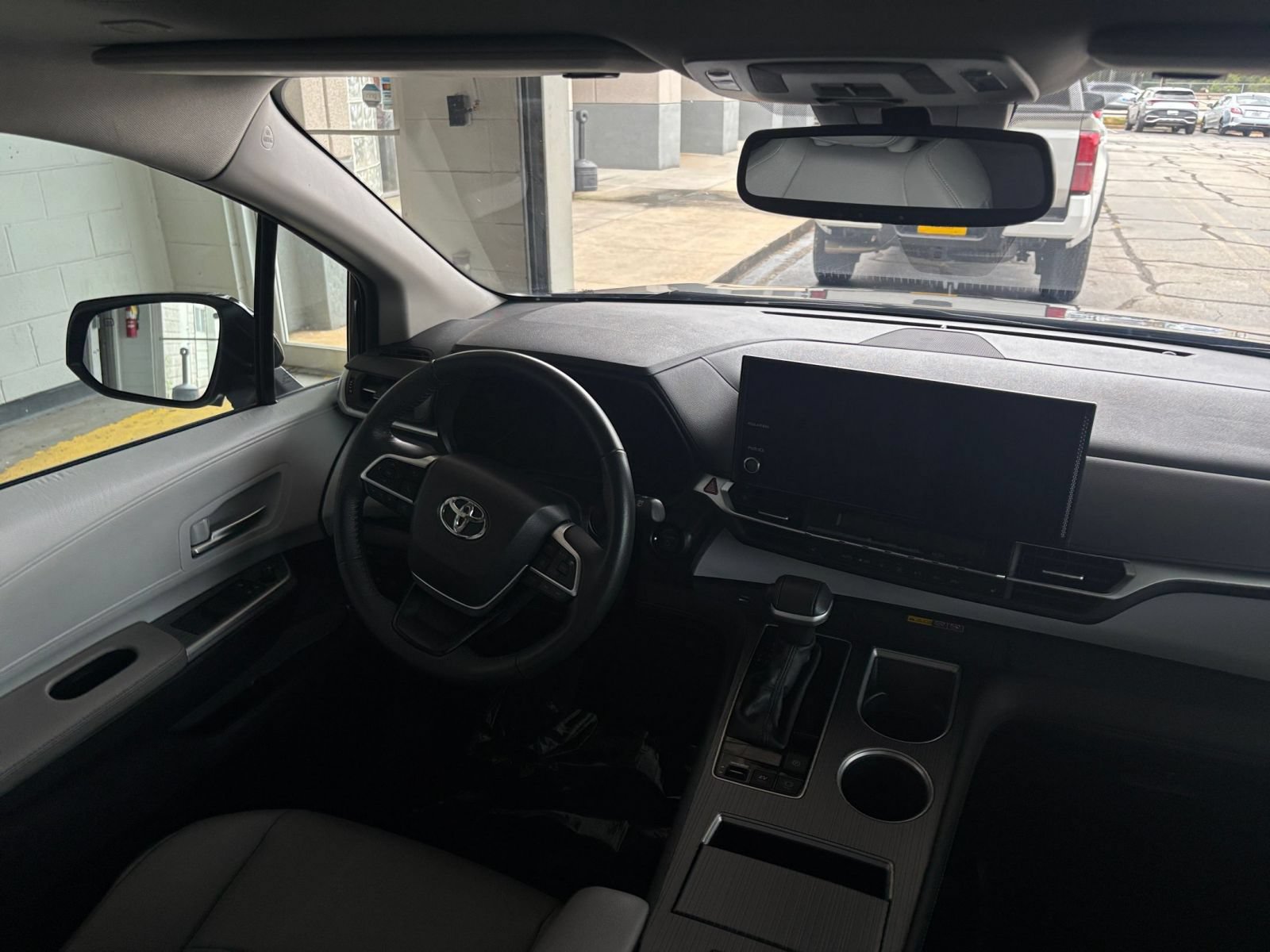 Used 2025 Toyota Sienna XLE FWD image 36