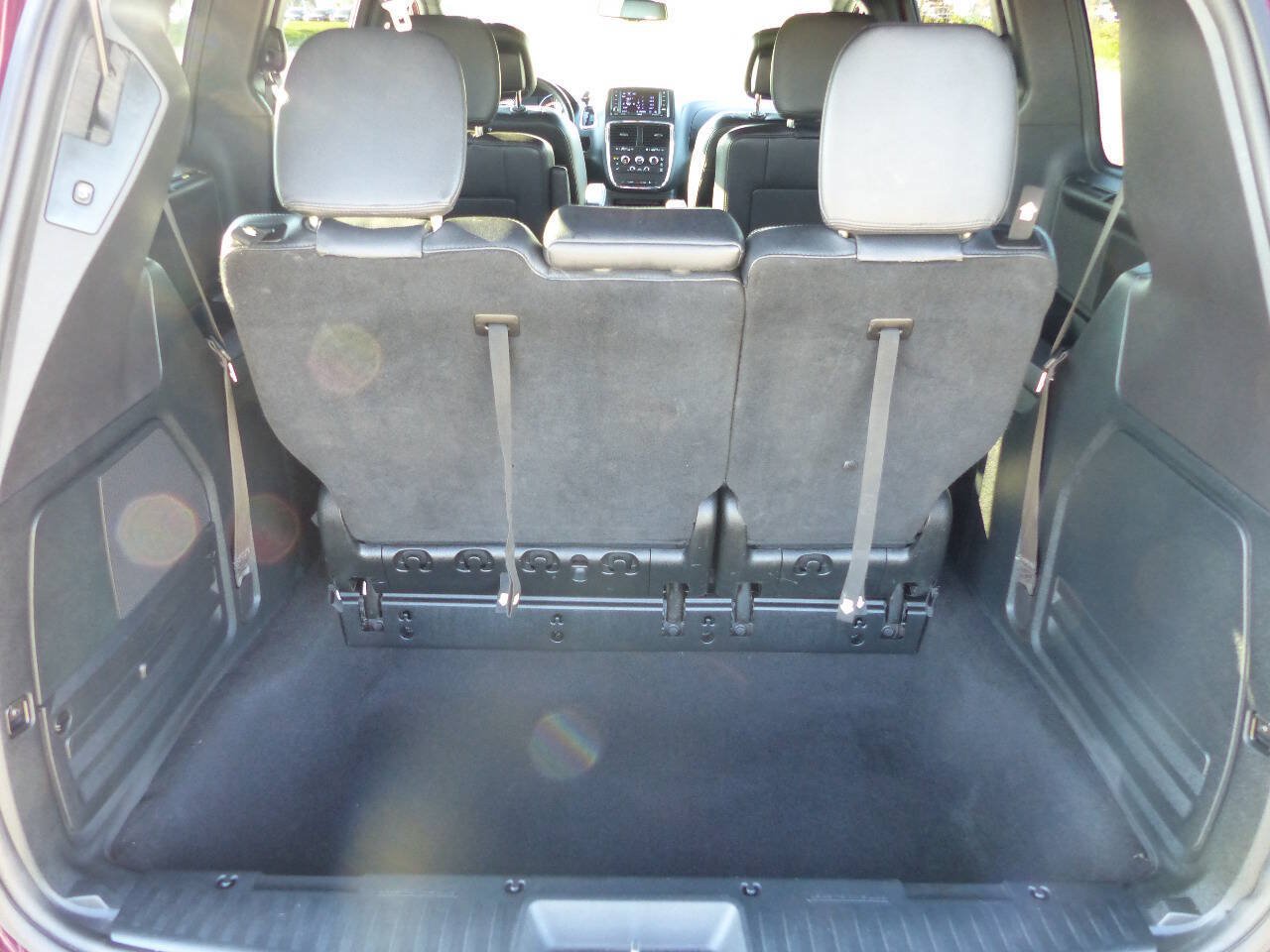Used 2018 Dodge Grand Caravan SXT w/ Blacktop Package FWD image 17