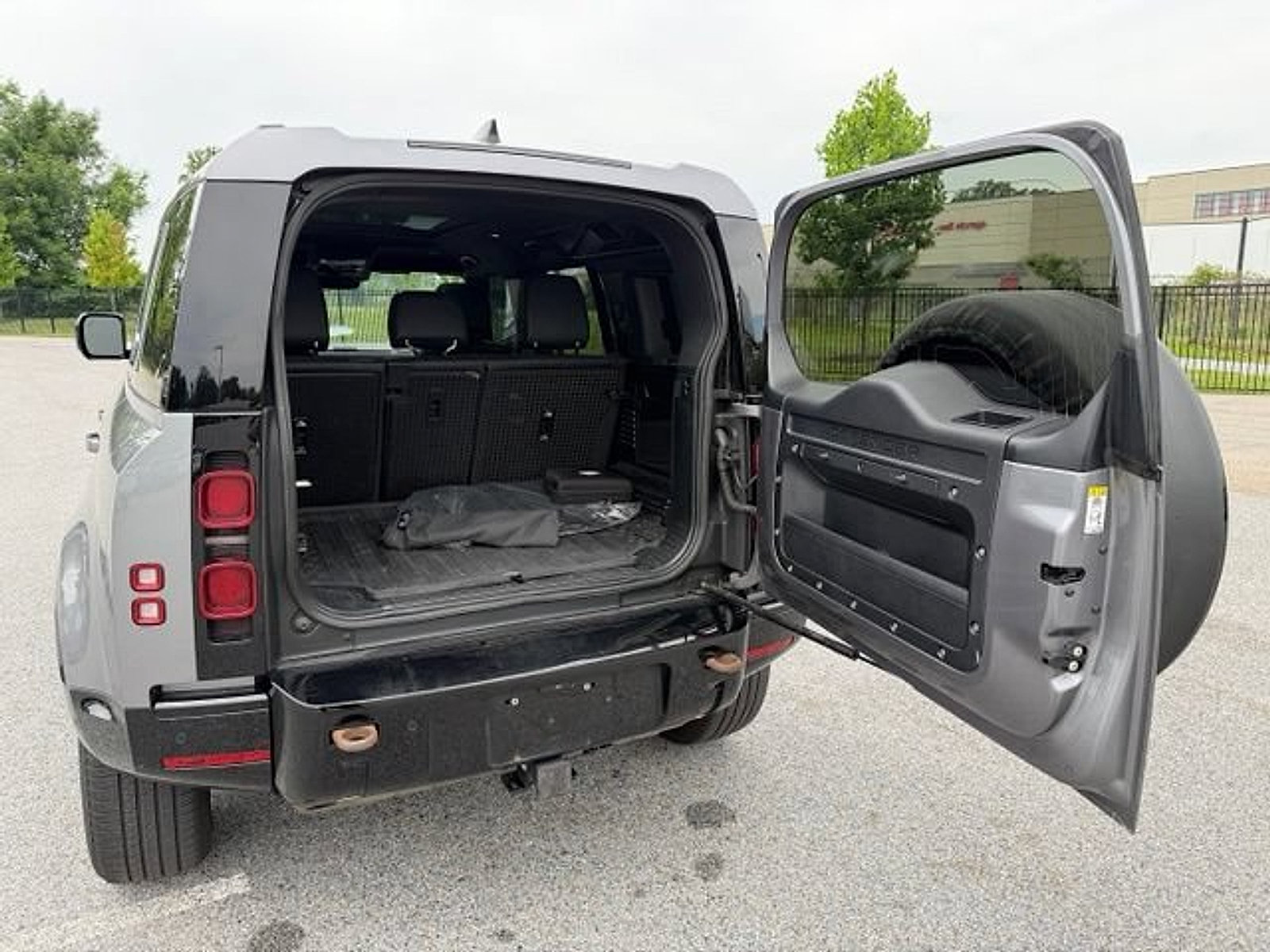 Used 2023 Land Rover Defender 110 X-Dynamic SE AWD/4WD image 19