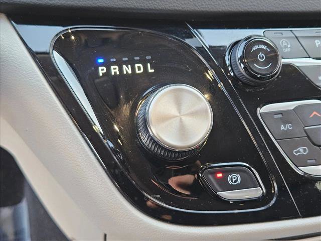 Used 2023 Chrysler Pacifica Touring-L image 11