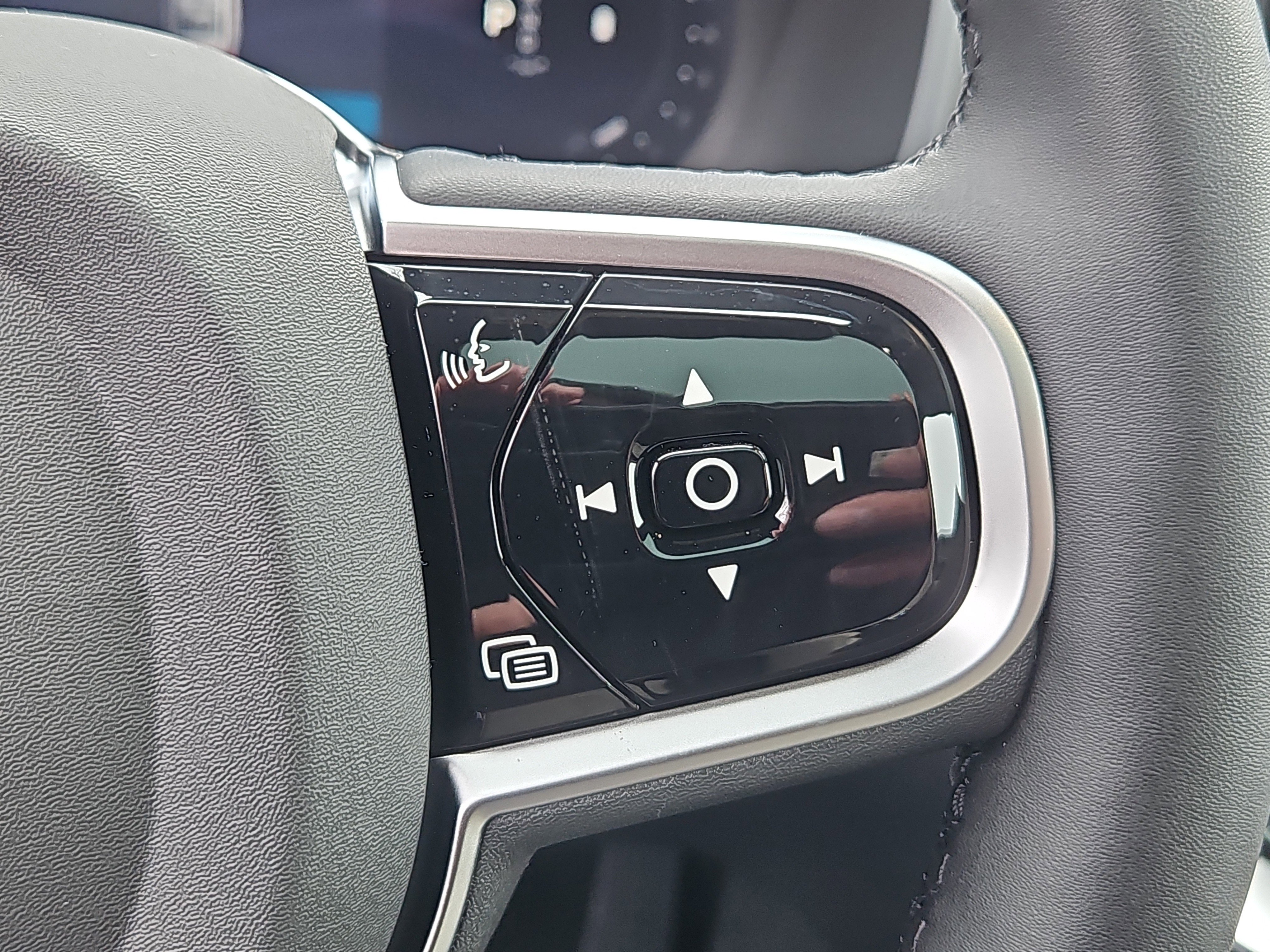 New 2026 Volvo XC90 B6 Plus w/ Protection Package Premier image 17