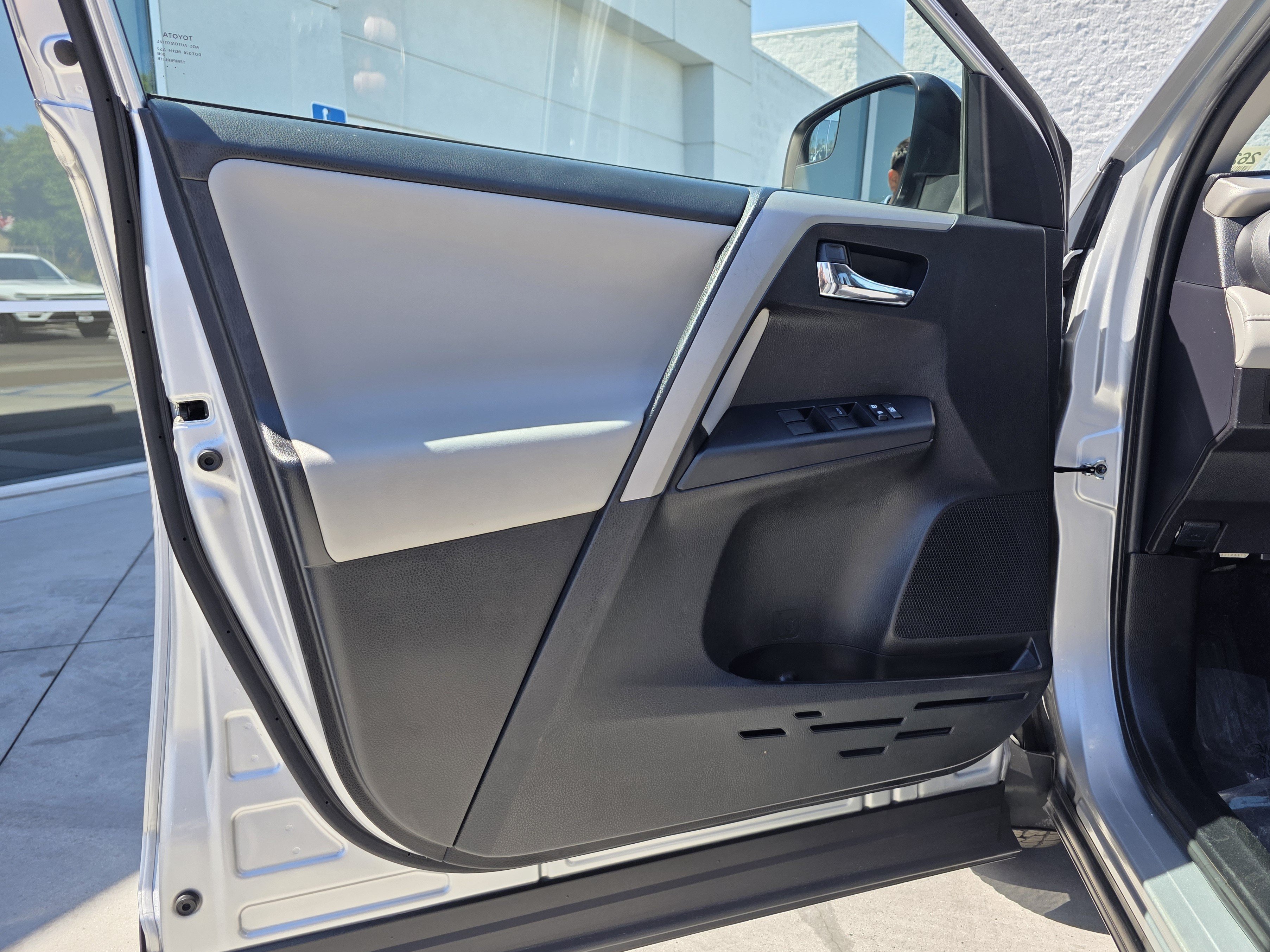 Used 2016 Toyota RAV4 XLE FWD image 16