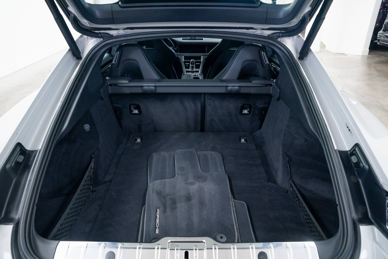 Used 2023 Porsche Panamera GTS image 8