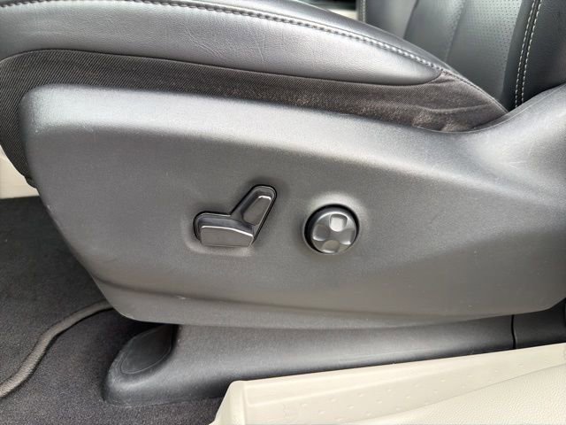 Used 2023 Chrysler Pacifica Touring-L image 11