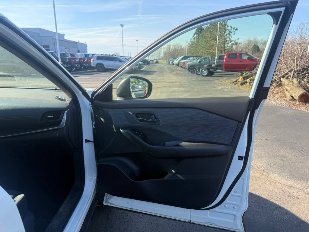 Used 2023 Nissan Rogue S AWD/4WD image 46