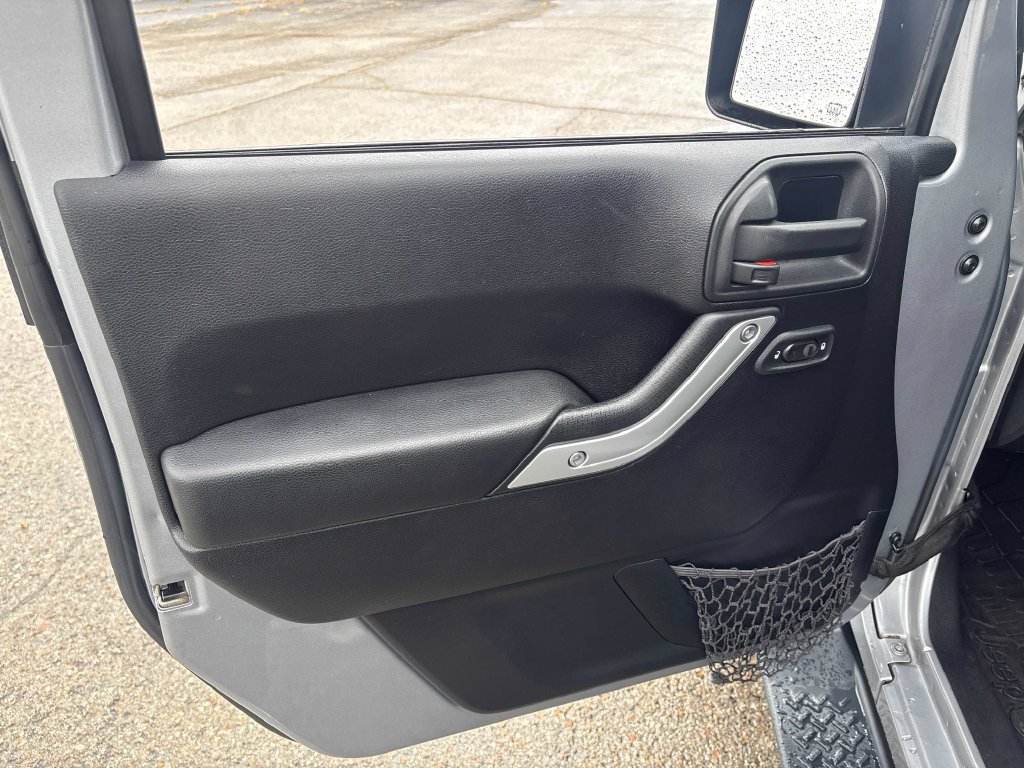 Used 2015 Jeep Wrangler Unlimited Sahara AWD/4WD image 8