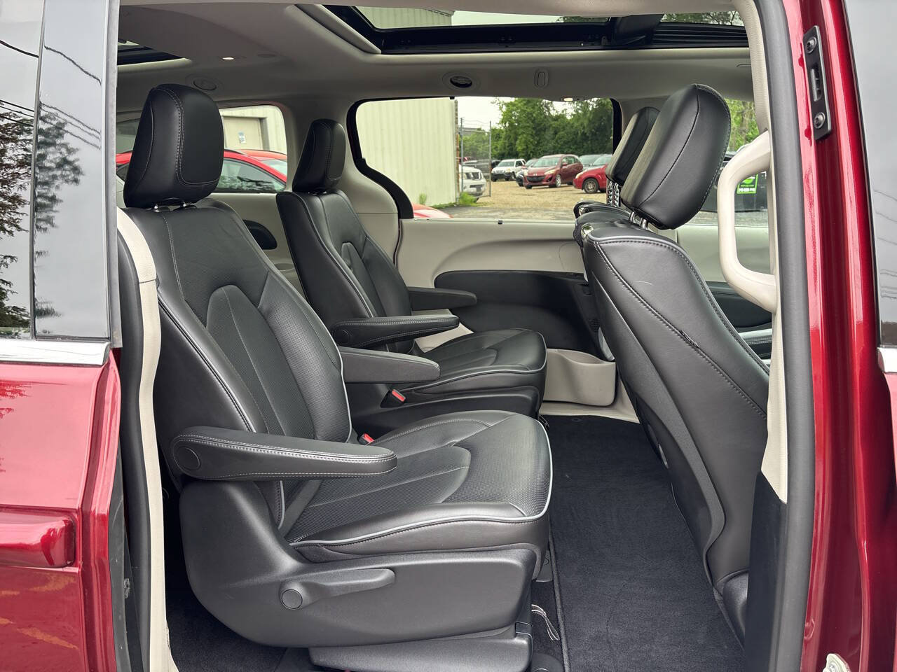Used 2020 Chrysler Pacifica Limited w/ Advanced Safetytec Group FWD image 38