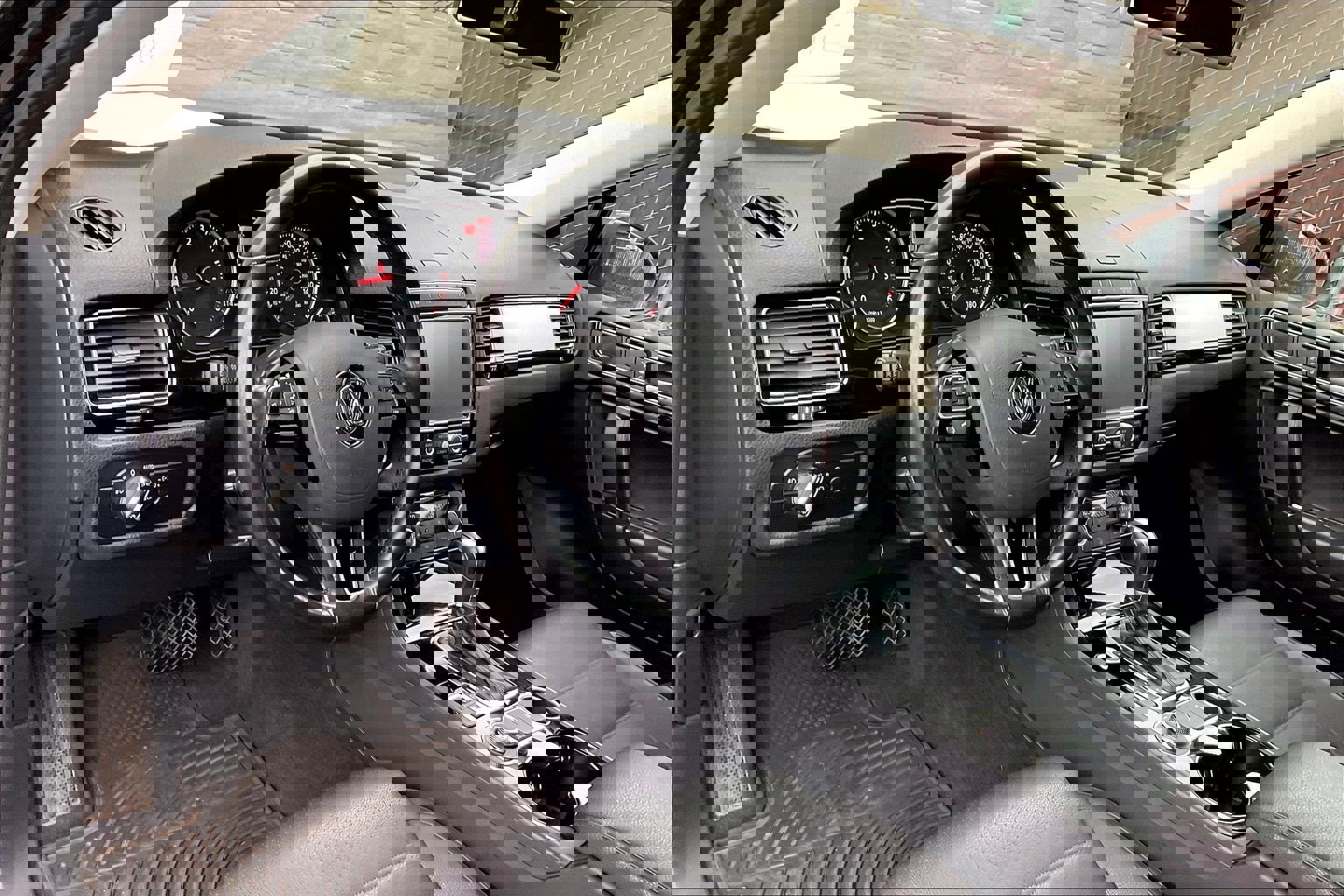 Used 2016 Volkswagen Touareg Sport image 14