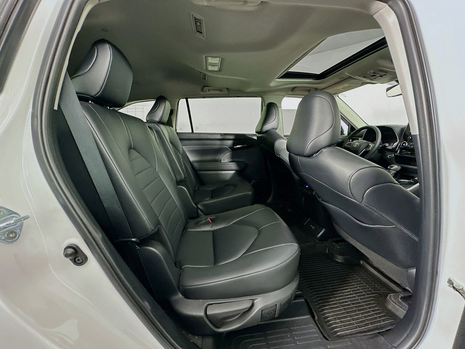 Used 2024 Toyota Highlander XLE AWD/4WD image 29