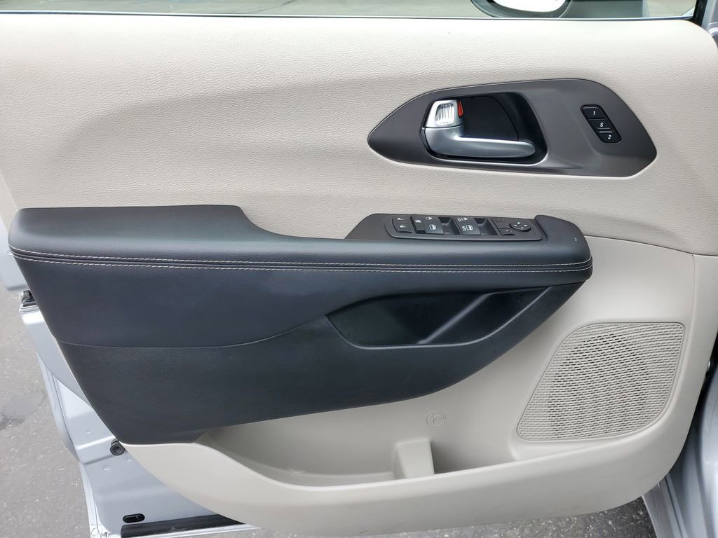 Used 2023 Chrysler Pacifica Touring-L image 23