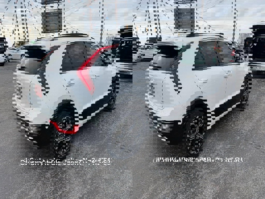 Used 2023 Kia Niro EX Touring image 7