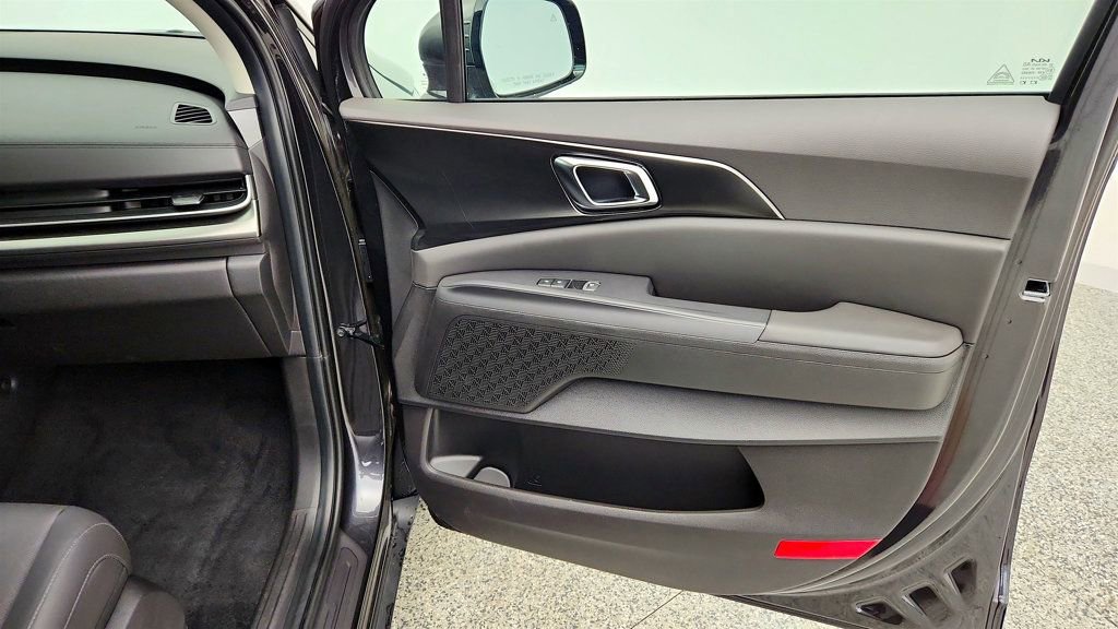 Used 2025 Kia Carnival SX w/ SX Dark Edition Package FWD image 23