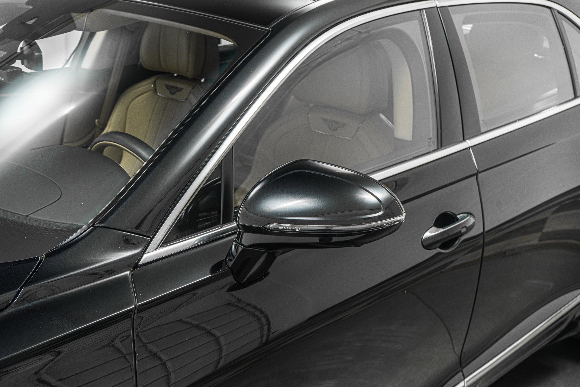 Used 2023 Bentley Flying Spur Plug-In Hybrid image 35