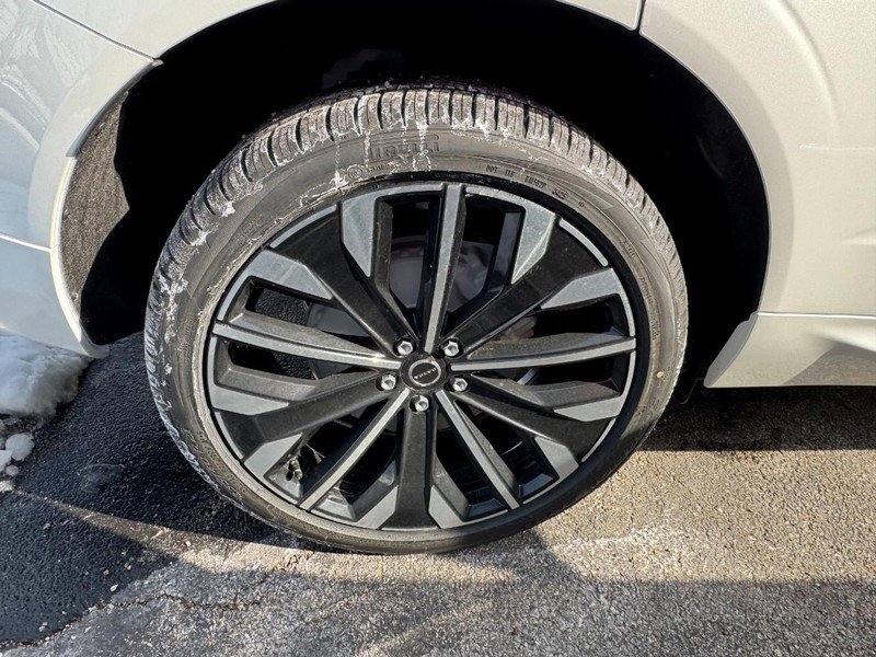 New 2026 Volvo XC60 B5 Ultra w/ Climate Package image 4